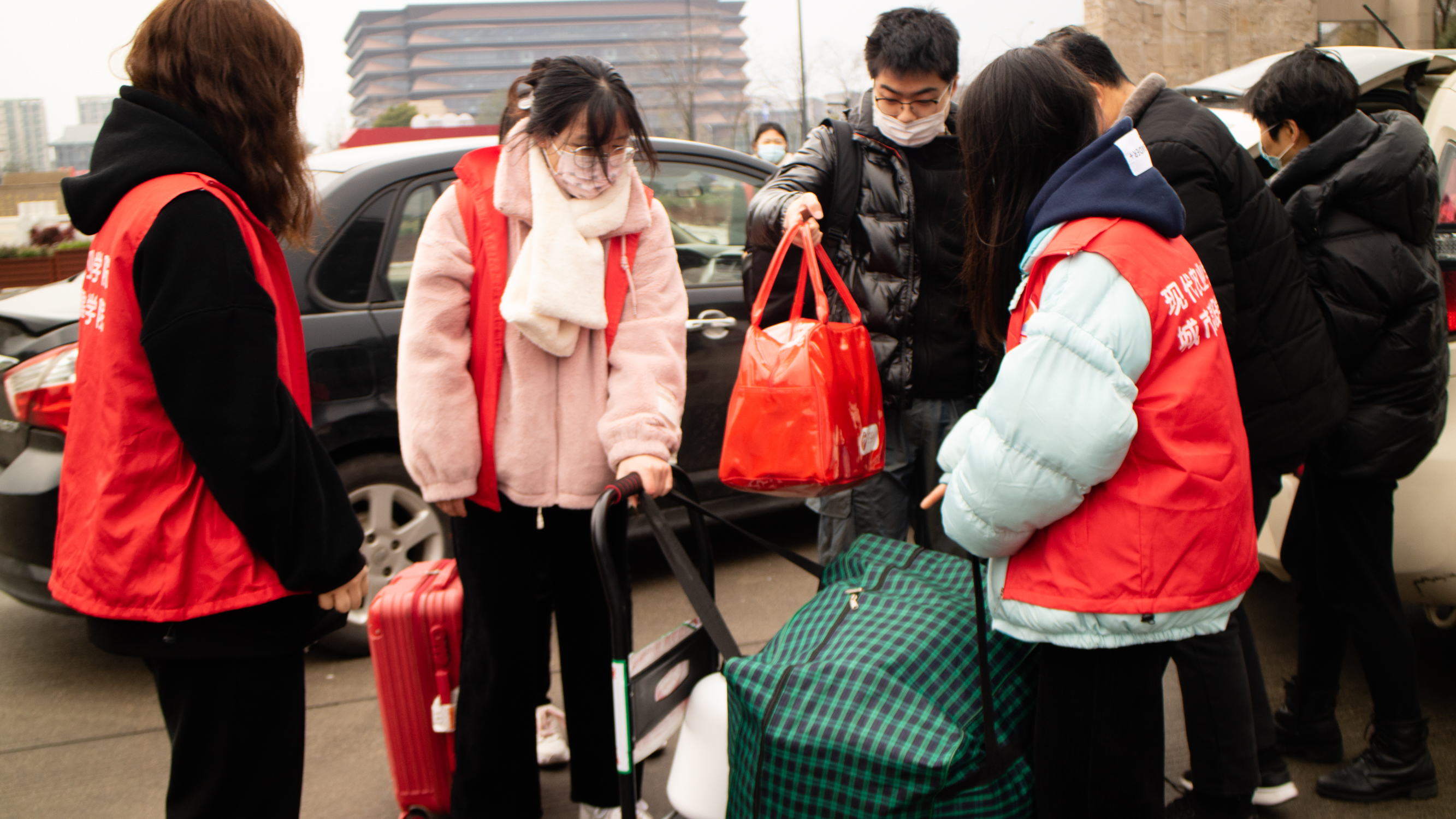 搬行李 (5) 搬行李 (5)