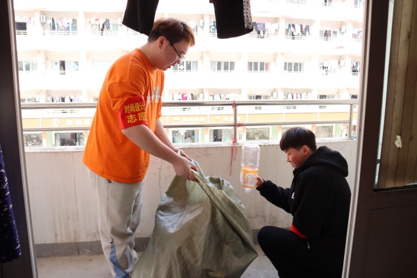 進(jìn)寢室回收水瓶